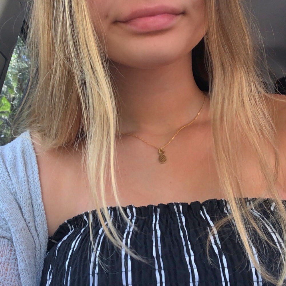 Gold pineapple necklace - Picture 2 of 5